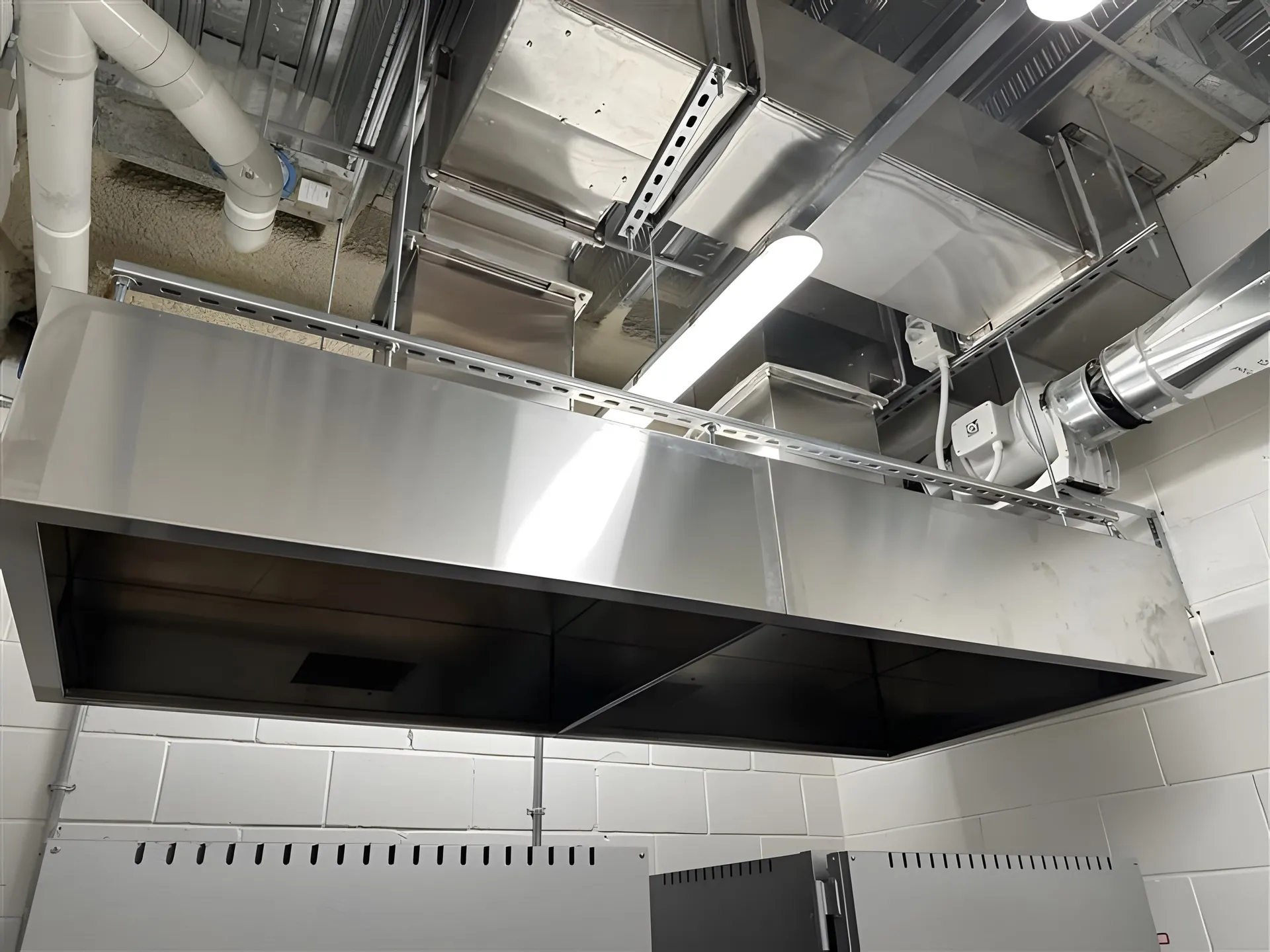 School kitchen rangehood