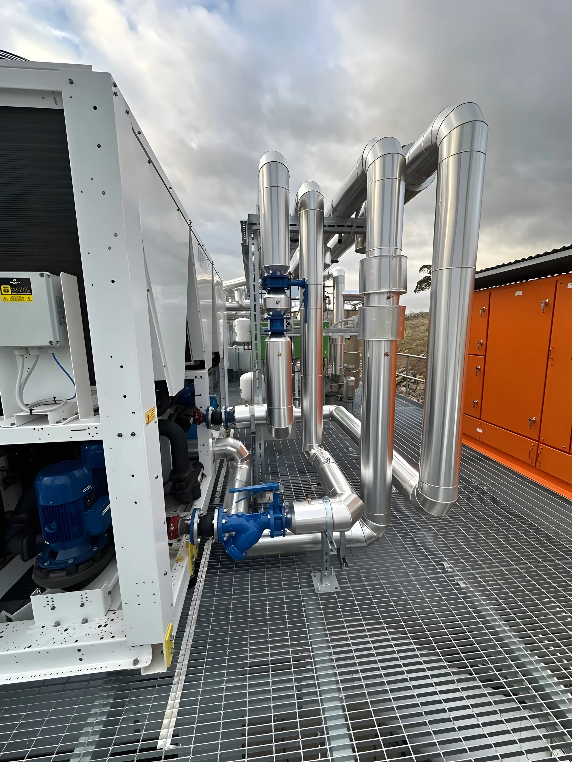 Rooftop plant with insulated pipework
